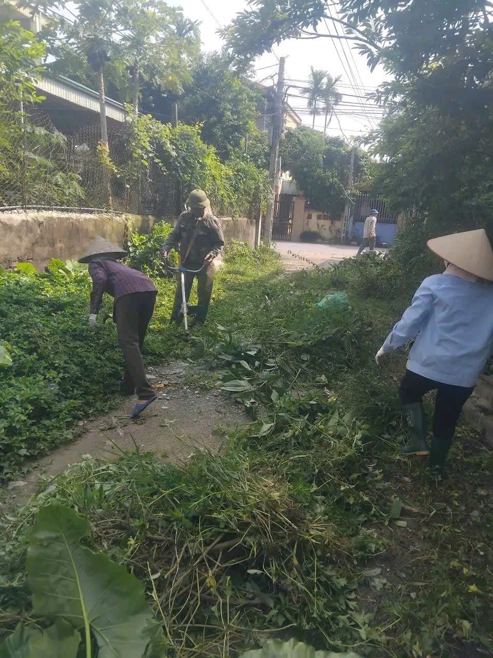 Ra quân tổng dọn vệ sinh môi trường, phòng chống dịch bệnh Sốt xuất huyết tại thôn Phố Xuân, xã Hiển Khánh 