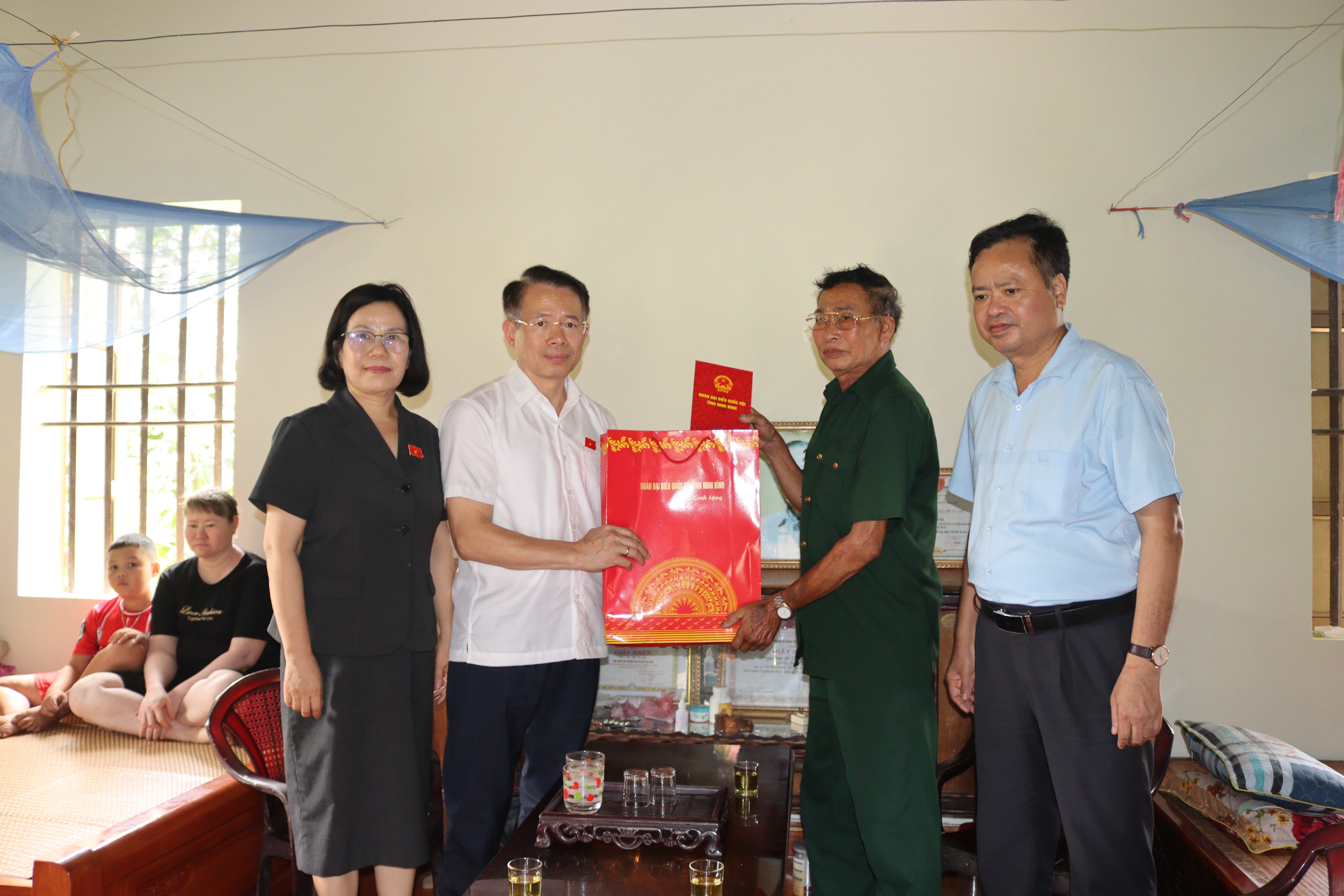 Đoàn đại biểu Quốc hội tỉnh tặng quà các gia đình chính sách xã Hiển Khánh.
