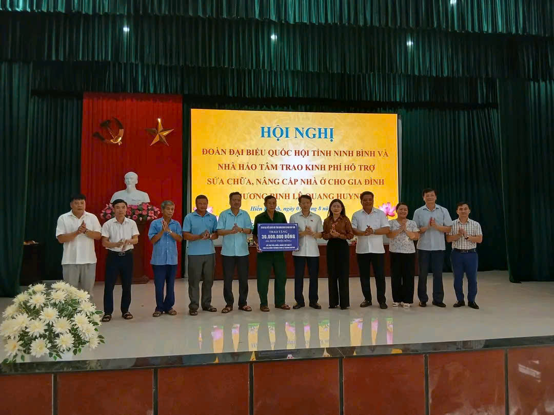 Xã Hiển Khánh đón Đoàn Đại biểu Quốc hội tỉnh Ninh Bình về thăm, trao tặng kinh phi hỗ trợ sửa chữa, nâng cấp nhà ở cho gia đình chính sách