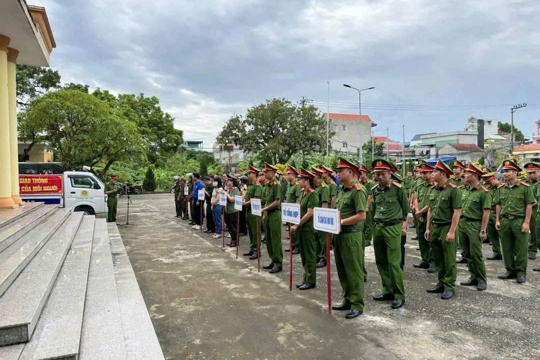 Công an xã Hiển Khánh ra quân thực hiện cao điểm tấn công trấn áp tội phạm, bảo đảm ANTT trên địa bàn.