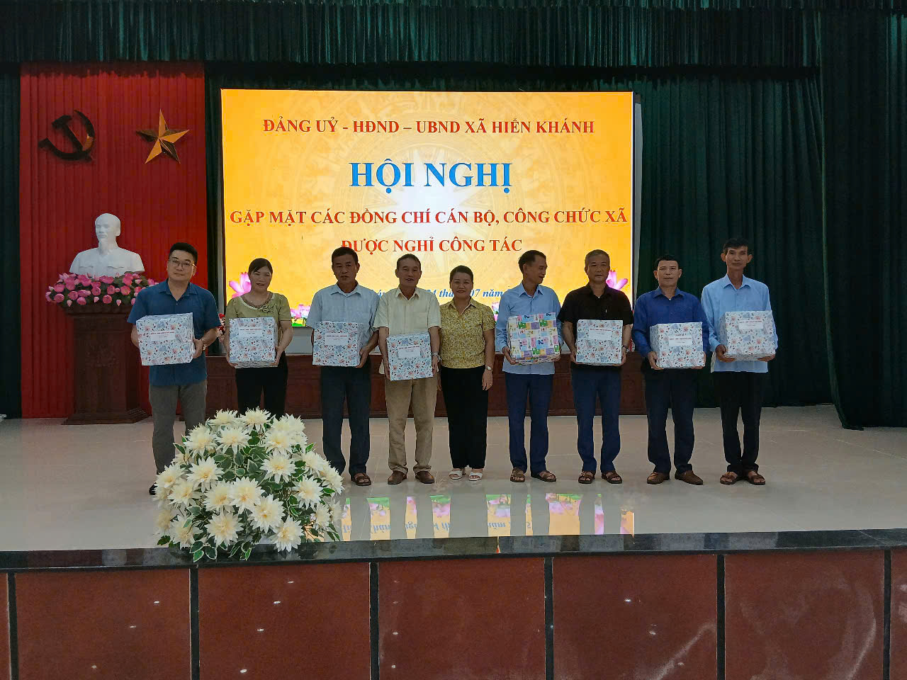 Đảng ủy – HĐND – UBND – UBMTTQ Việt Nam xã Hiển Khánh long trọng tổ chức Hội nghị gặp mặt các đồng chí cán bộ, công chức được nghỉ công tác của 4 xã trước khi sáp nhập  