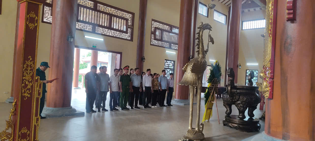 Lãnh đạo xã Hiển Khánh dâng hương nhân dịp kỷ niệm 78 năm Ngày Thương binh Liệt sỹ (27/7/1947 - 27/7/2025) 