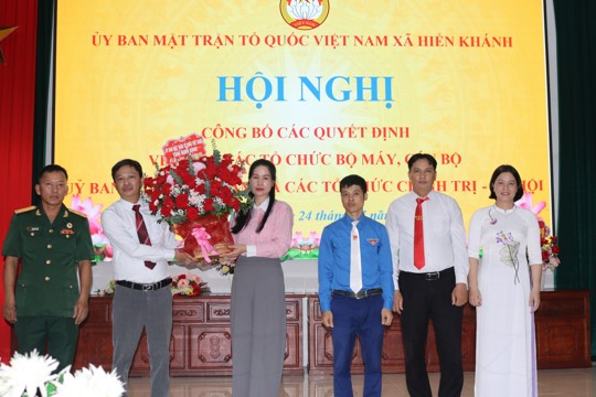 UBMTTQ Việt Nam xã Hiển Khánh tổ chức Hội nghị công bố Quyết định thành lập Ủy ban MTTQ Việt Nam xã và các tổ chức chính trị - xã hội. 
