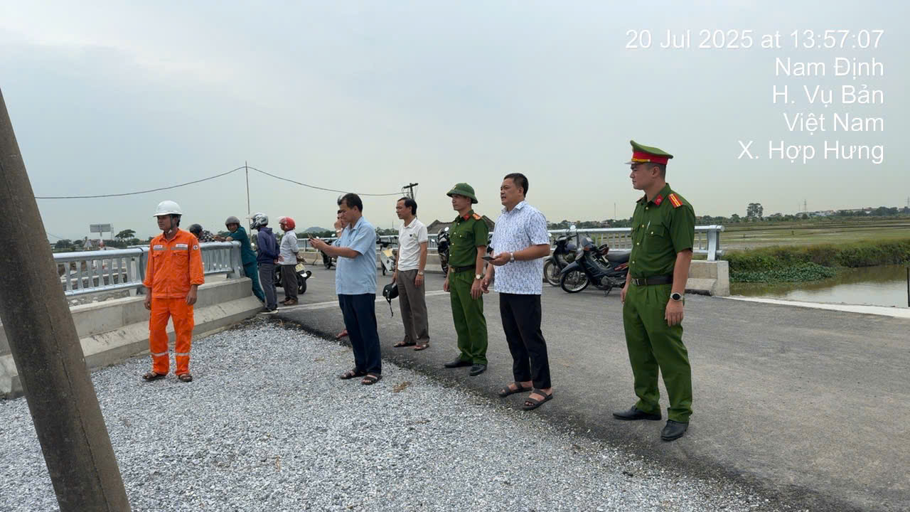 Lãnh đạo xã Hiển Khánh đi kiểm tra công tác phòng chống cơn bão số 3 tại các thôn xóm trên địa bàn.